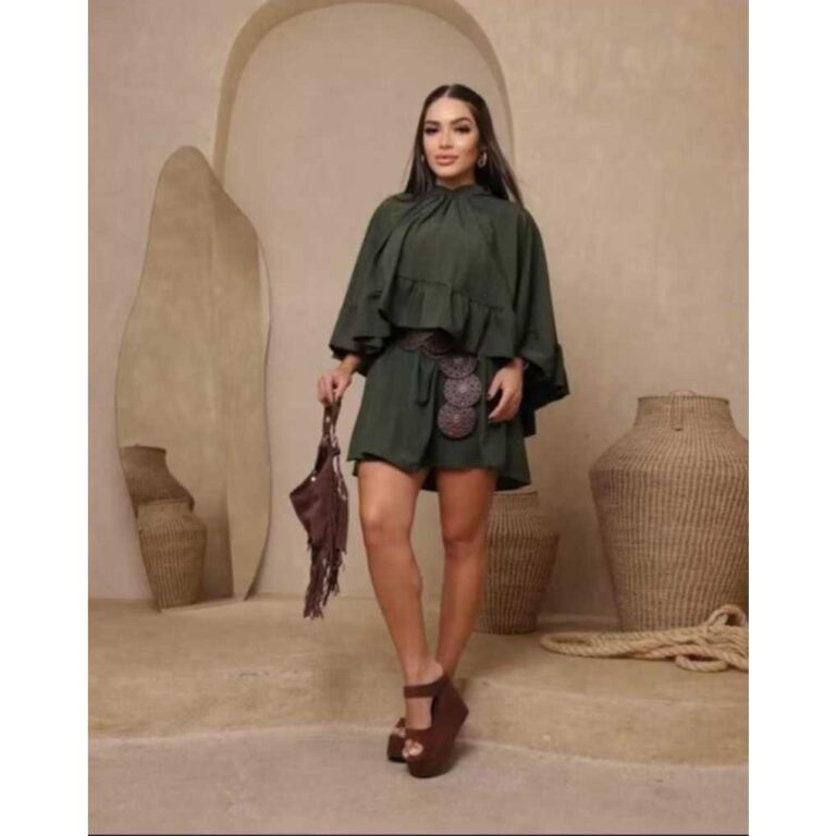 vestido com poncho cores verde, azul escuro, verme