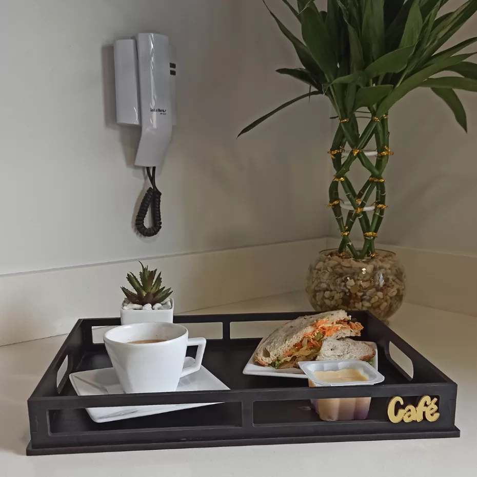 Bandeja de Café da Manhã Preta com Frase Café em Acrílico Dourado – Decoração para Casa – BD006A