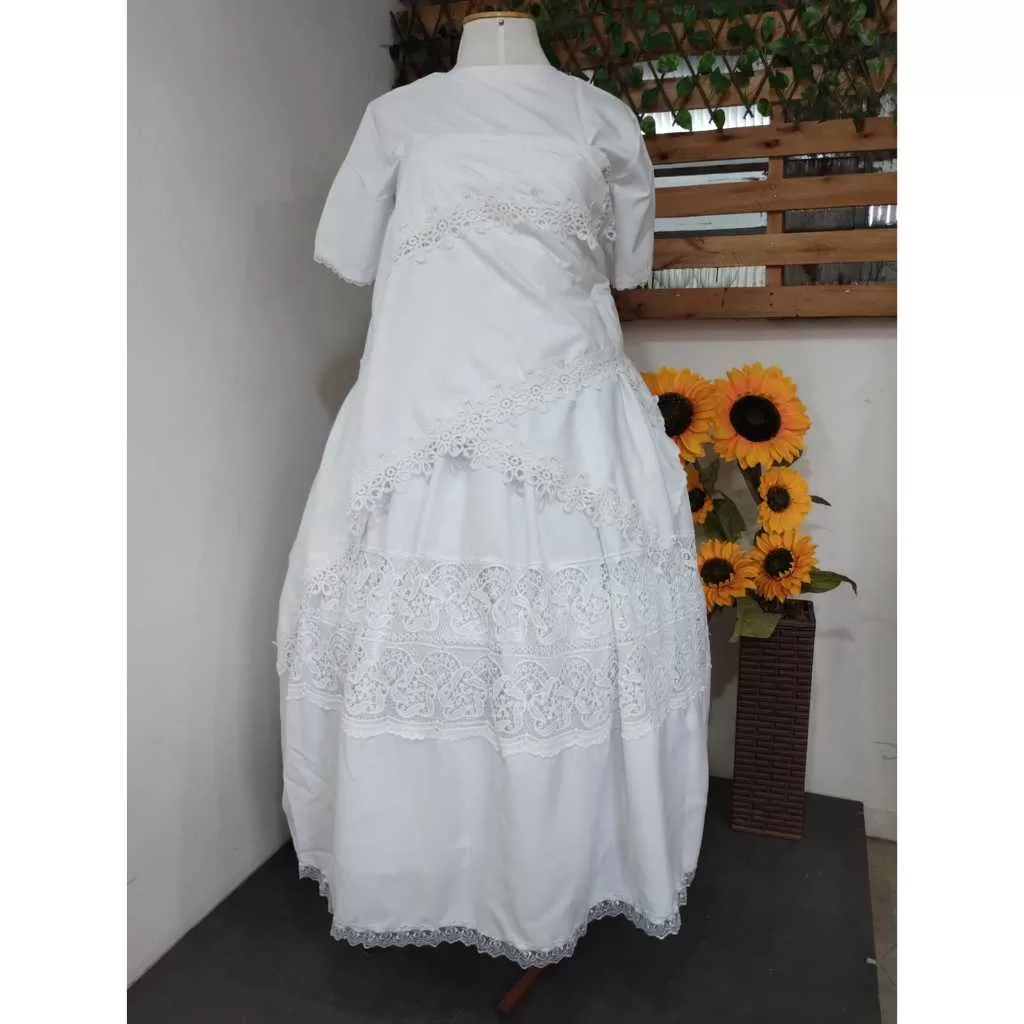 Pano da costa branco com detalhes em renda (não inclui saia)
