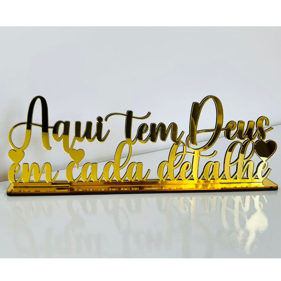 Frase Decorativa Aqui tem Deus em Cada Detalhe Com Base Decoração Estante OFERTA