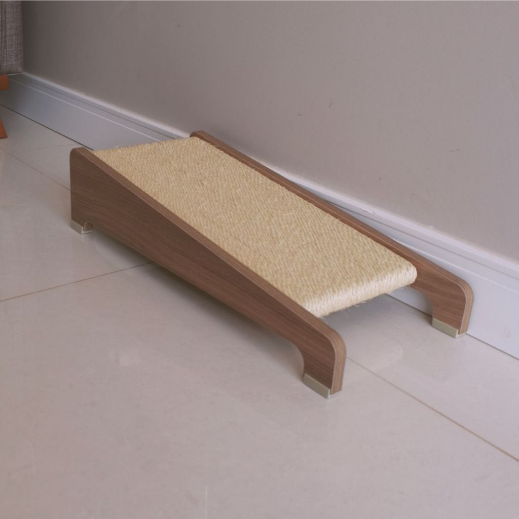 Arranhador para Gato MDF Inclinado Corda Sisal – Branco e Amadeirado