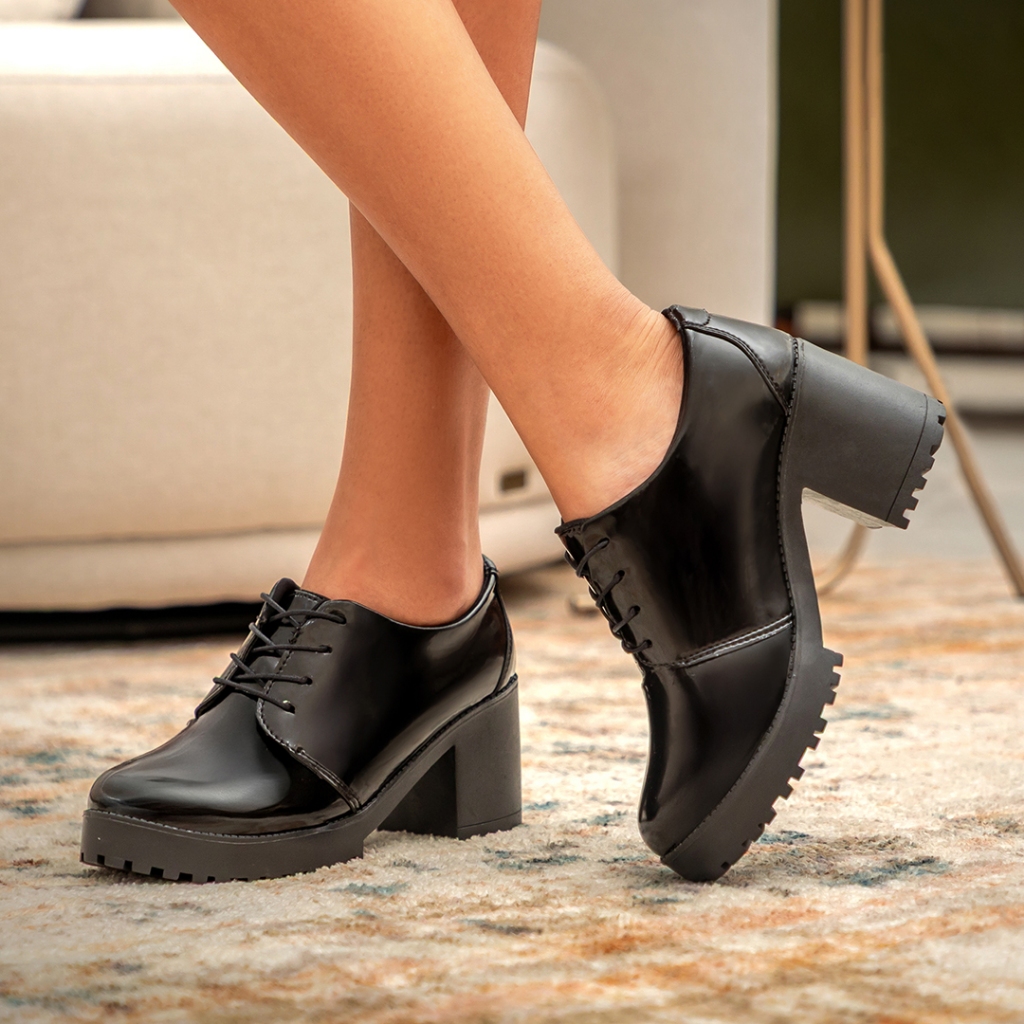 Oxford Feminino Verniz Calce Fácil Fechamento em Cadarço Sola Alta e Cano Baixo