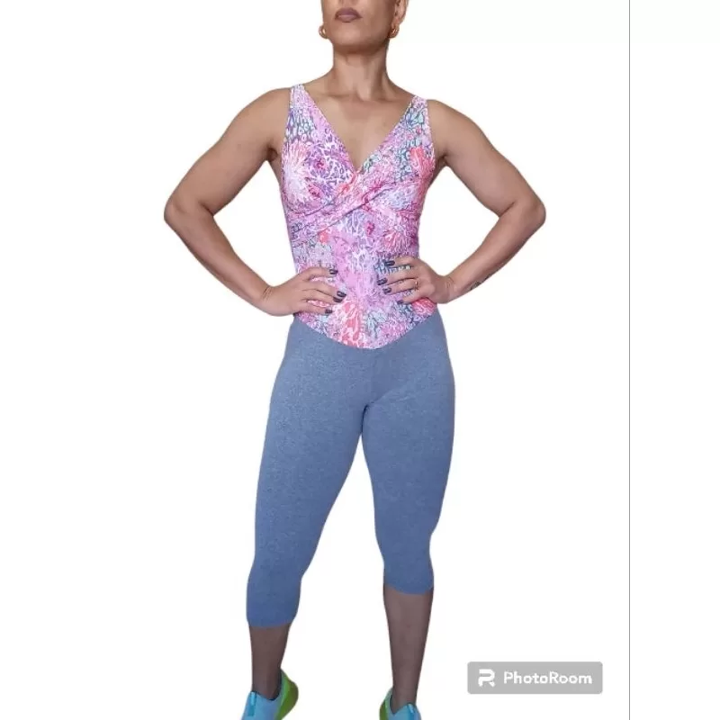 Macacão Fitness Trilha do Verão Estampado Rosa e Cinza Mescla Tam.M