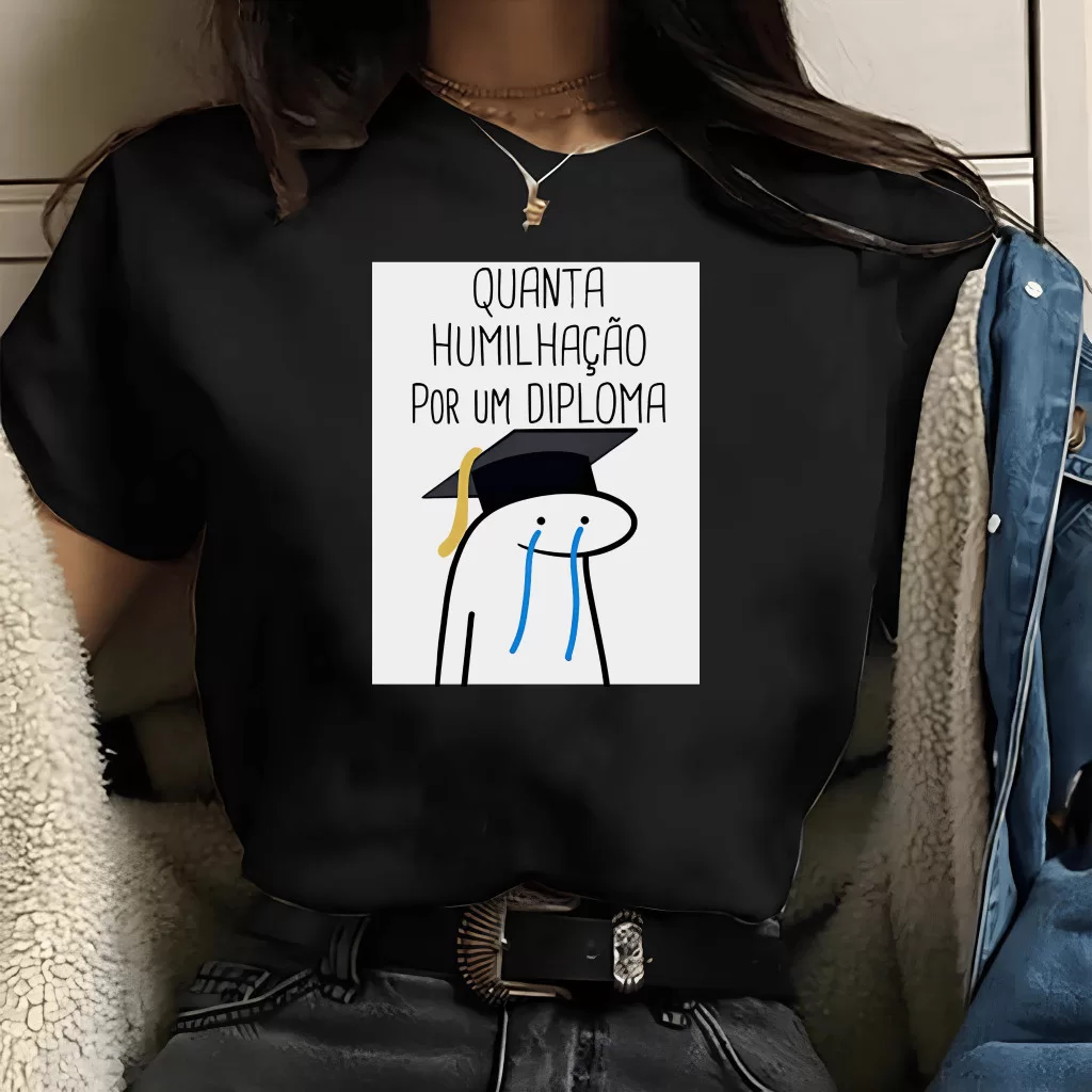 Camiseta frases meme: Quanta Humilhação por um diploma – universitario preta