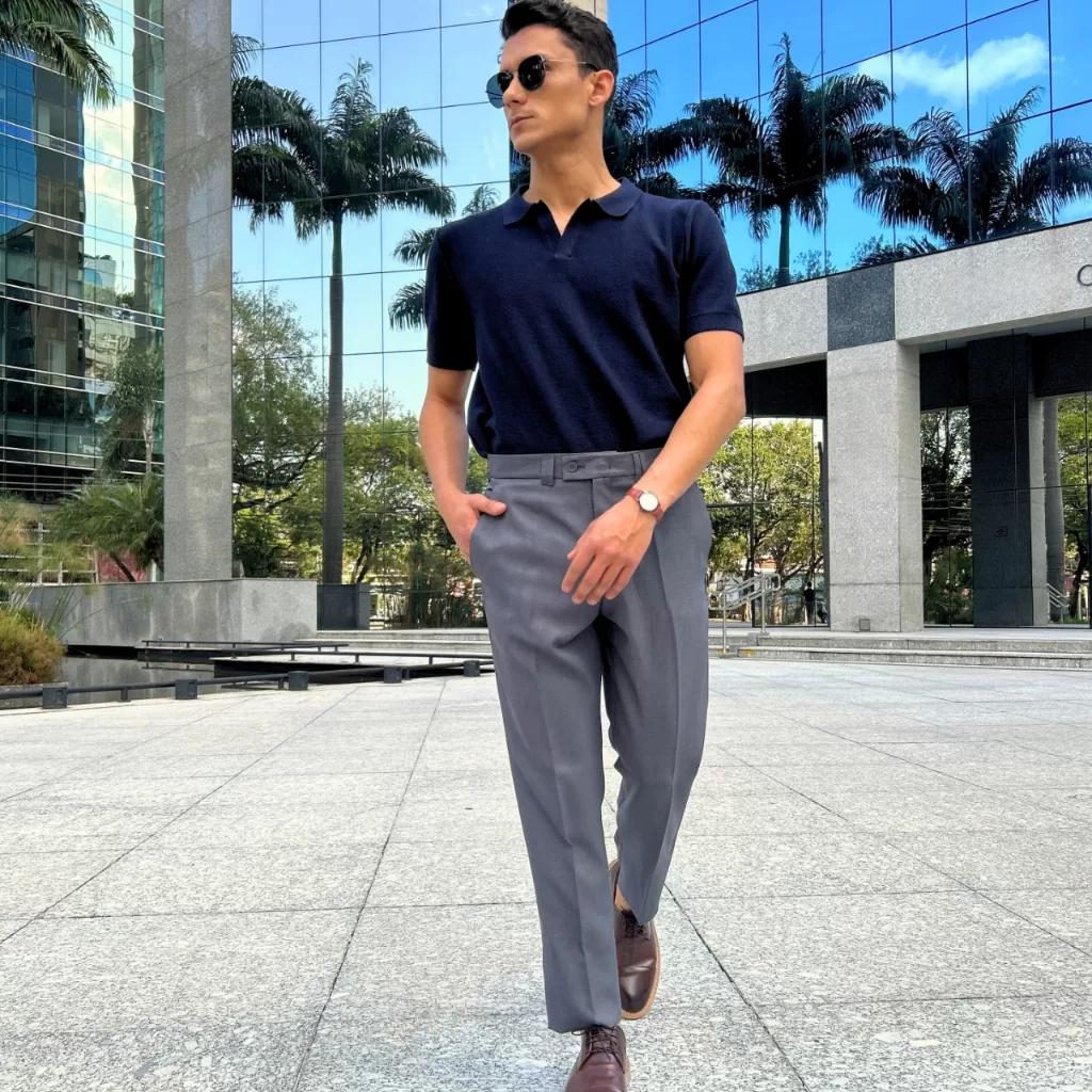 Calça Social Alfaiataria Masculina Slim em tecido Microfibra Cinza Chumbo com textura em riscas.