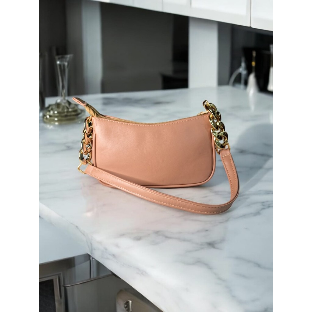 Bolsa Baguete Com Corrente Sofisticada E Moderna