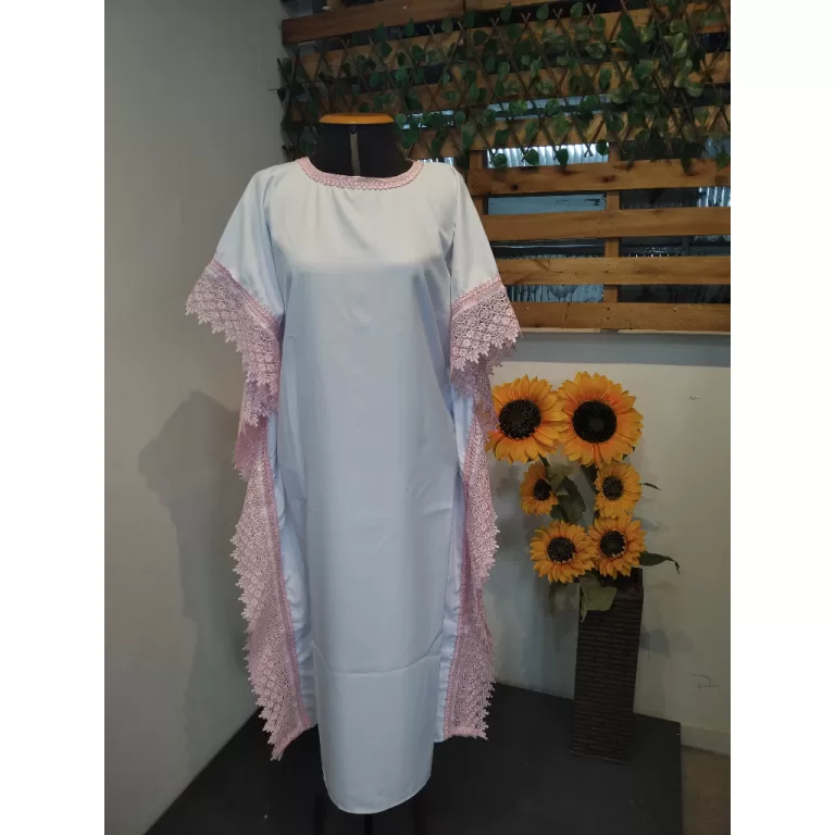 Kafta branca com renda rosa