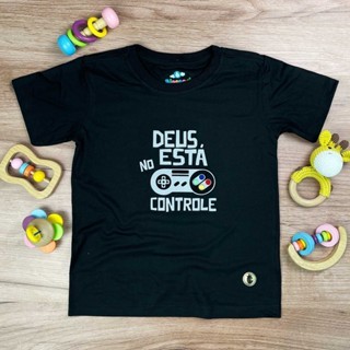 Camiseta Infantil Preta Deus Está No Controle Alg