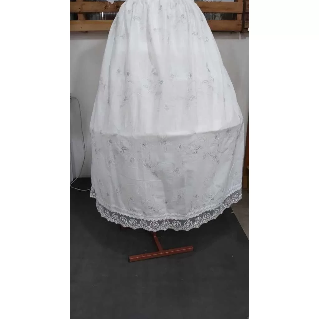 Conjunto saia + pano de cabeça + pano de costa brancos com bordados florais prata