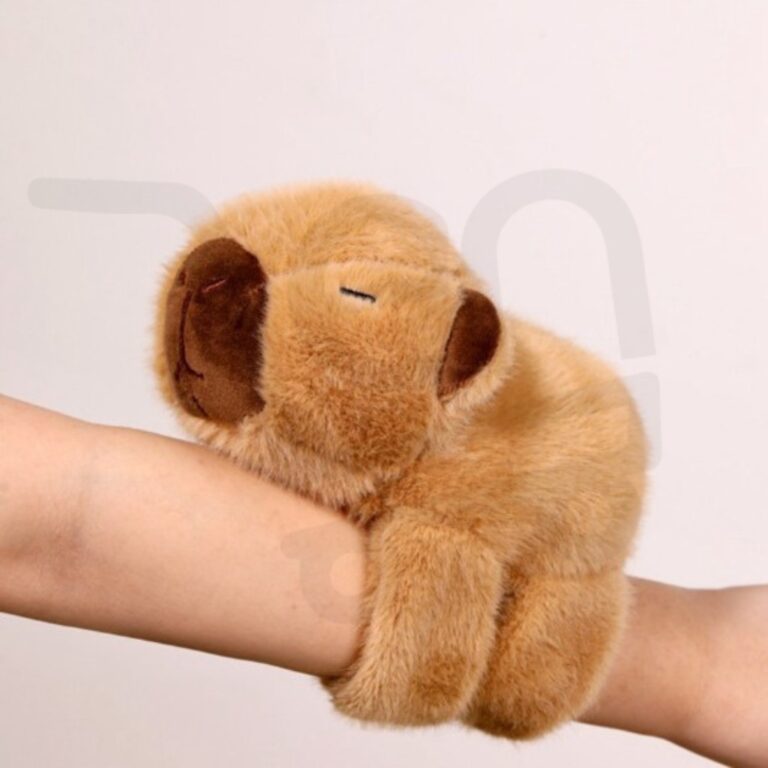 Pulseira de Pelúcia Capivara Brinquedo Bate Enrol