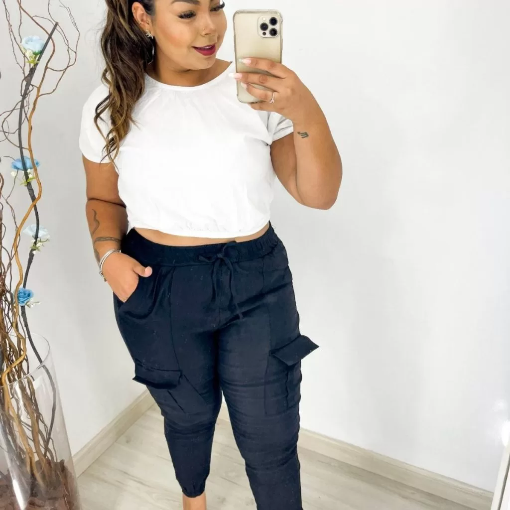 Calça Feminina Cargo Bengaline Plus Size Com Bolsos Laterais  Cintura Alta Moda Plus Size