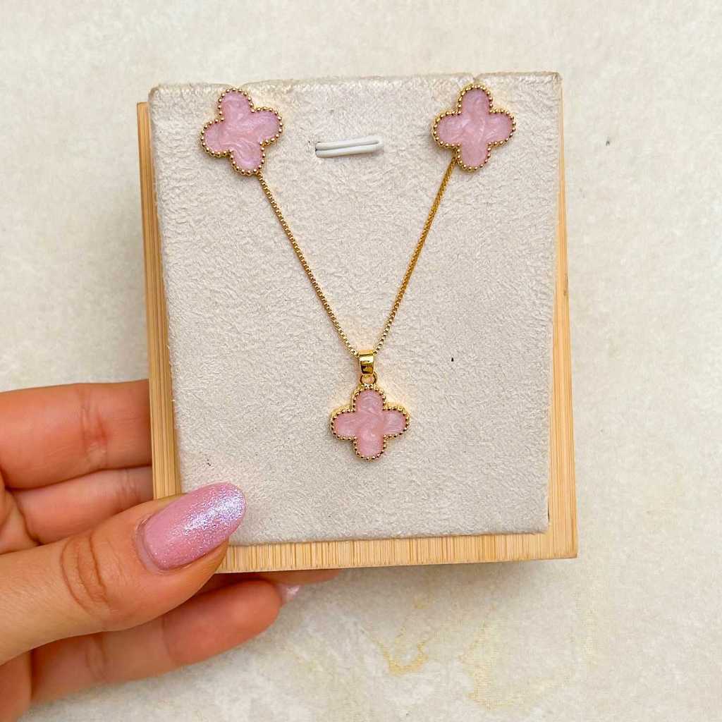 [ SEMI JOIA ] Kit Colar + Brincos Trevo Rosa Perolado Delicado Banhado Ouro 18k Acessórios Femininos