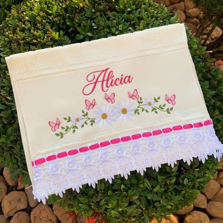 Toalha de Mão Bordada Com Nome Margaridas