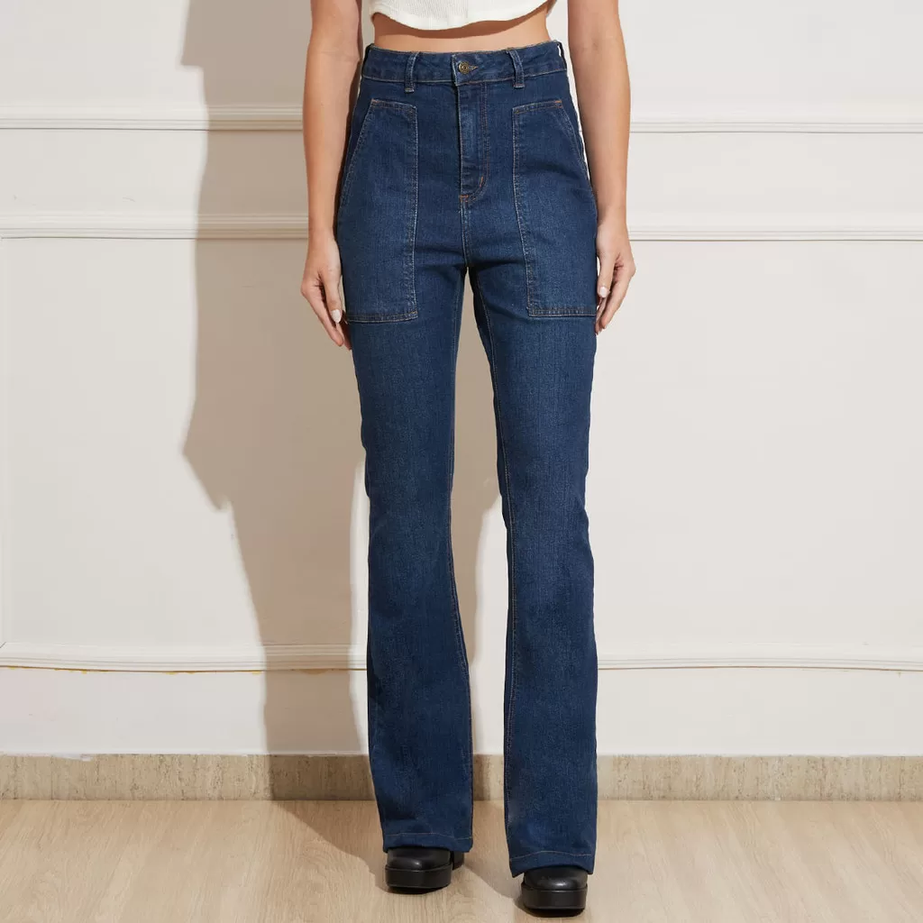 Calça Jeans Feminina Cintura Alta e Bolsos com Barra Flare