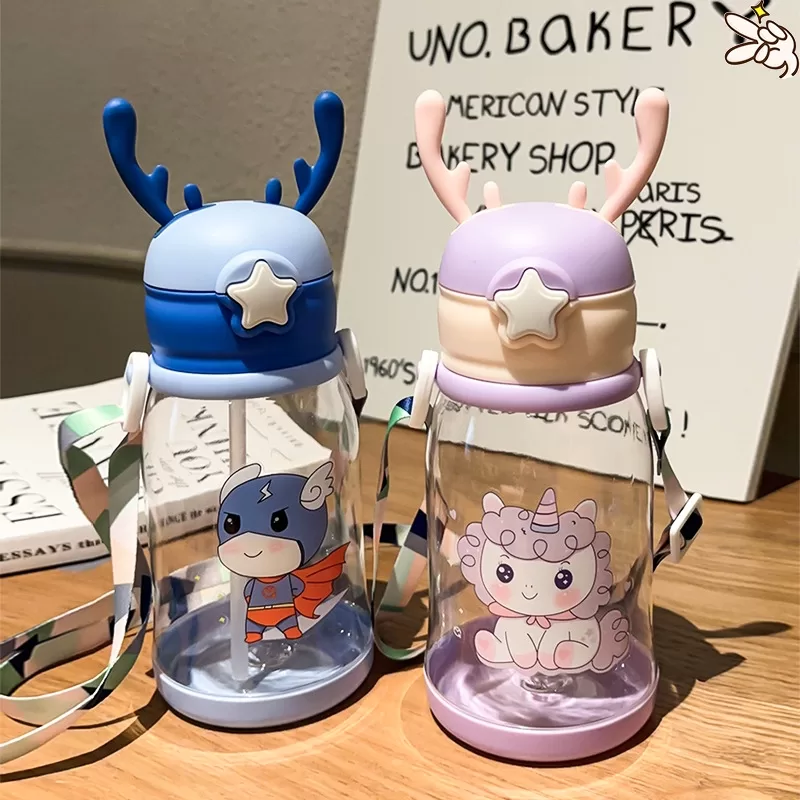 Garrafas De Alce Água Portáti Infantil  600ml Com Canudo e Cordão Copos Desenho Multicolorido Fantas