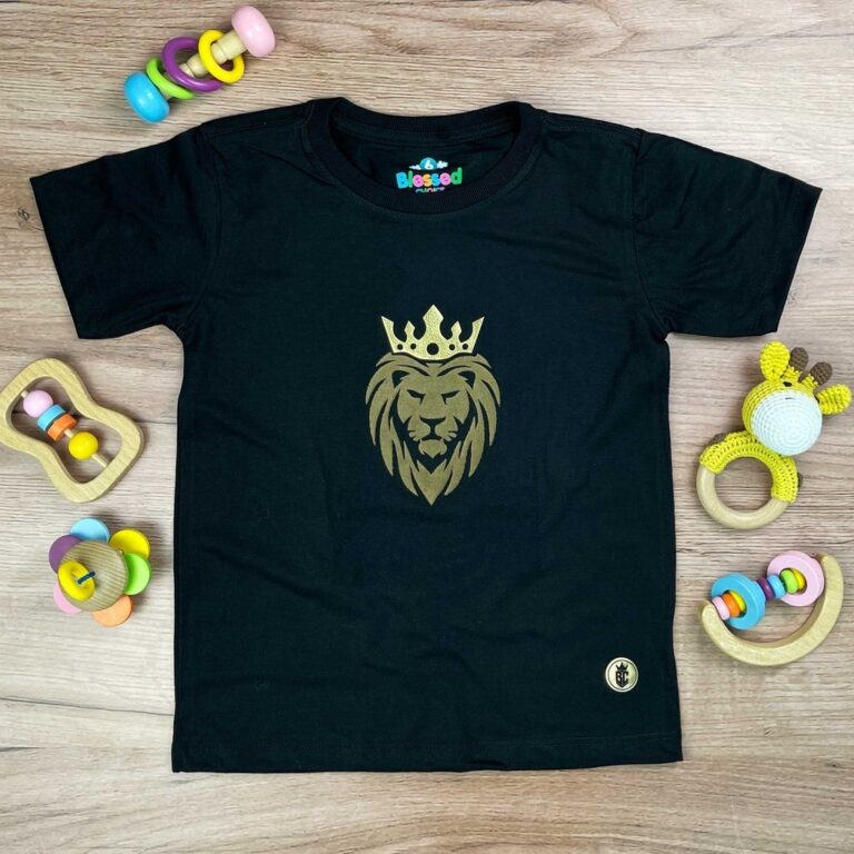 T-Shirt Infantil Preta Coroa Leão Veludo
