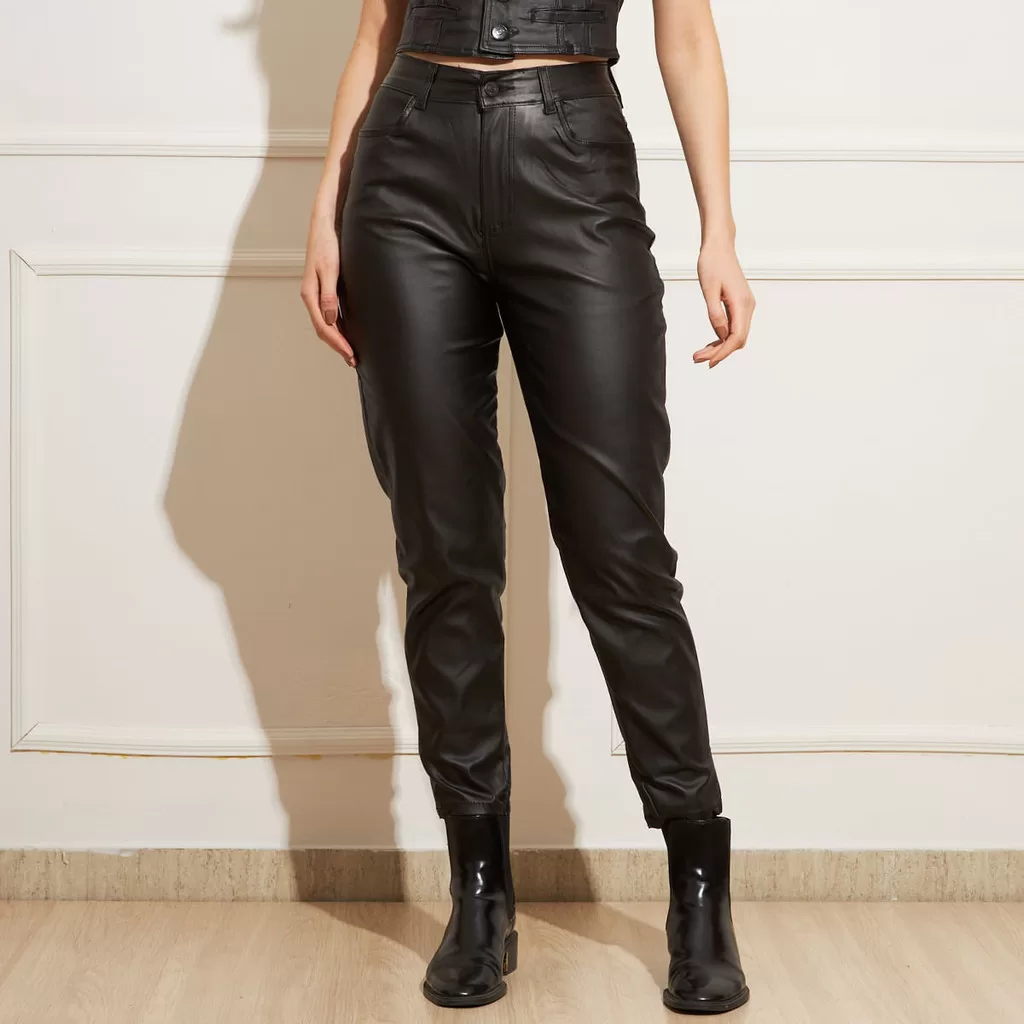 Sawary Calça Feminina Mom Couro Ecológico Cintura Alta Resinada Preta