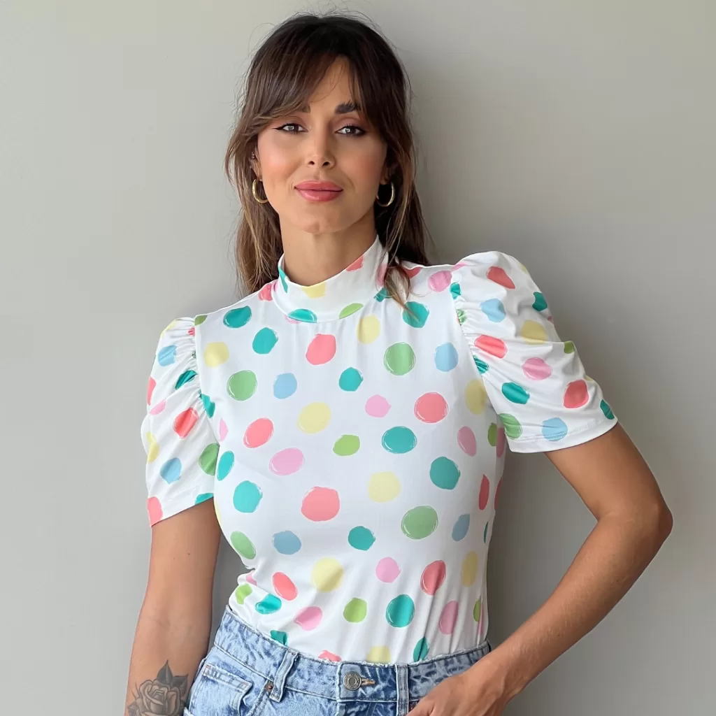 Blusa Poá Colorido Básica Feminina Gola Alta Manga Princesa Bufante Malha Suplex Estampada