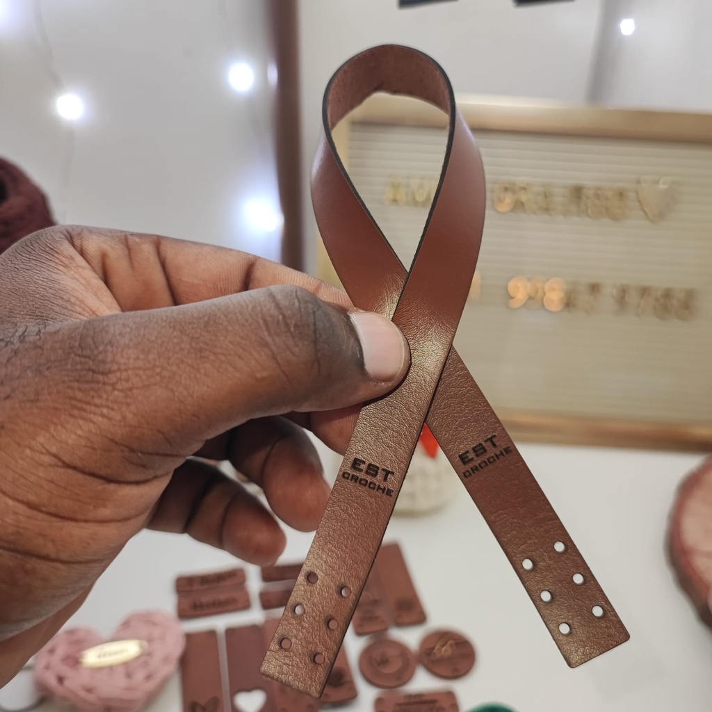 ALÇA DE MÃO PERSONALIZADA EM COURO ECOLÓGICO