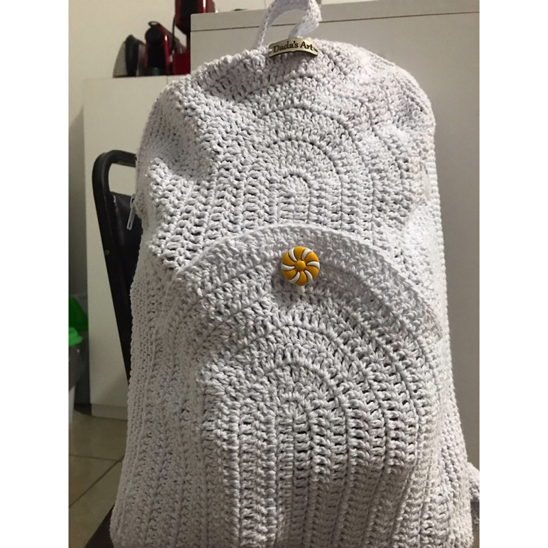 Mochila feita à mão em crochê fechamento com  zíper