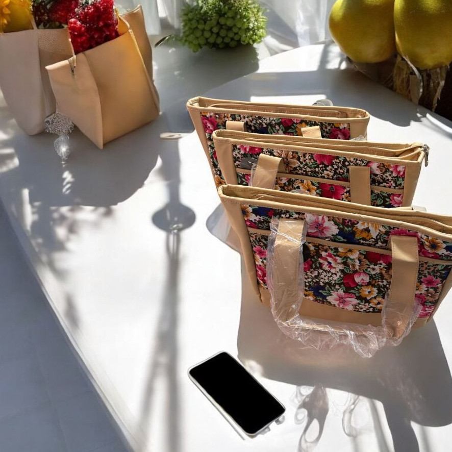 Bolsa Notebook Feminina de Mão em couro Sintético com pequena AVARIA no couro