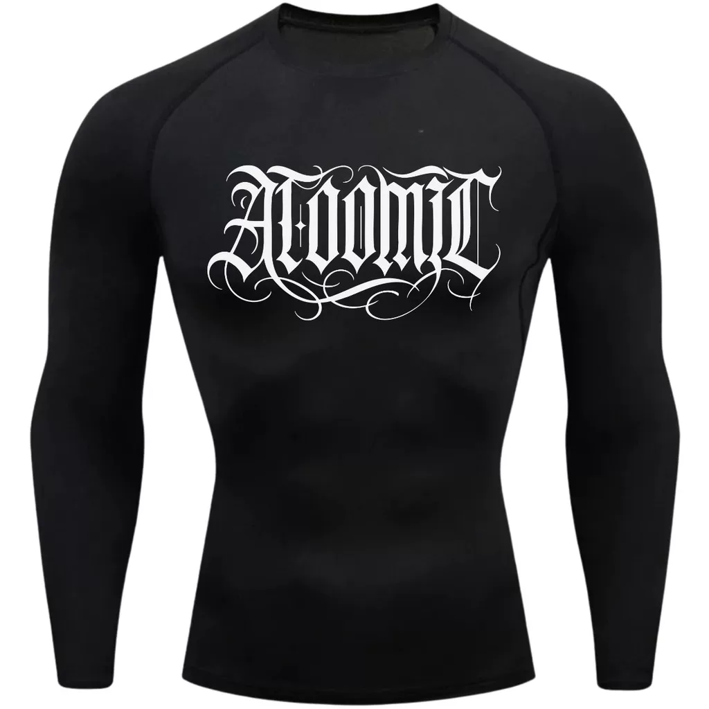 Camiseta Compressão Térmica Proteção UV +50 Manga Longa Lettering Tattoo Atoomic Escrita Gótica