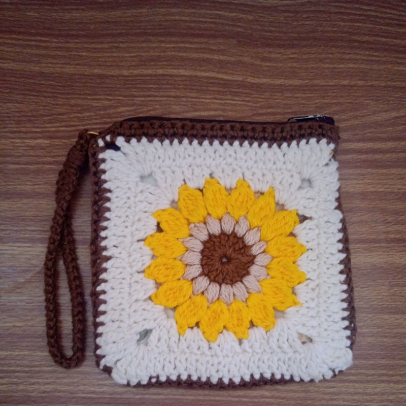 Mini Cluht de crochê Girassol