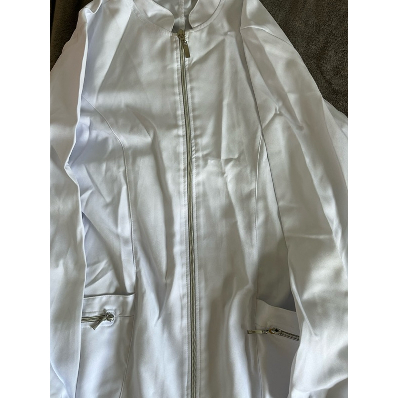 Jaleco Branco com Zíper Profissional e Sofisticado