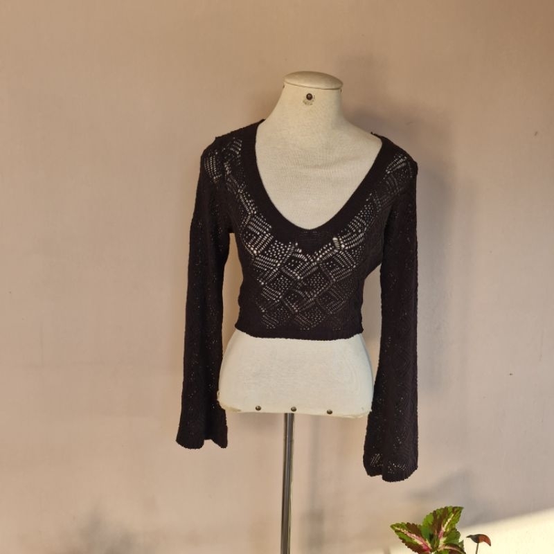 cropped  preto modal rendado com manga flare