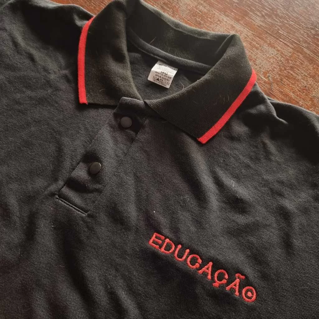Camiseta pólo Educação ,professora. Educação em vermelho.