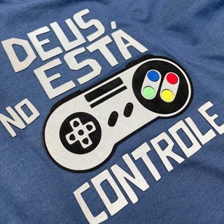 T-Shirt Infantil Azul Deus Está No Controle Gospe