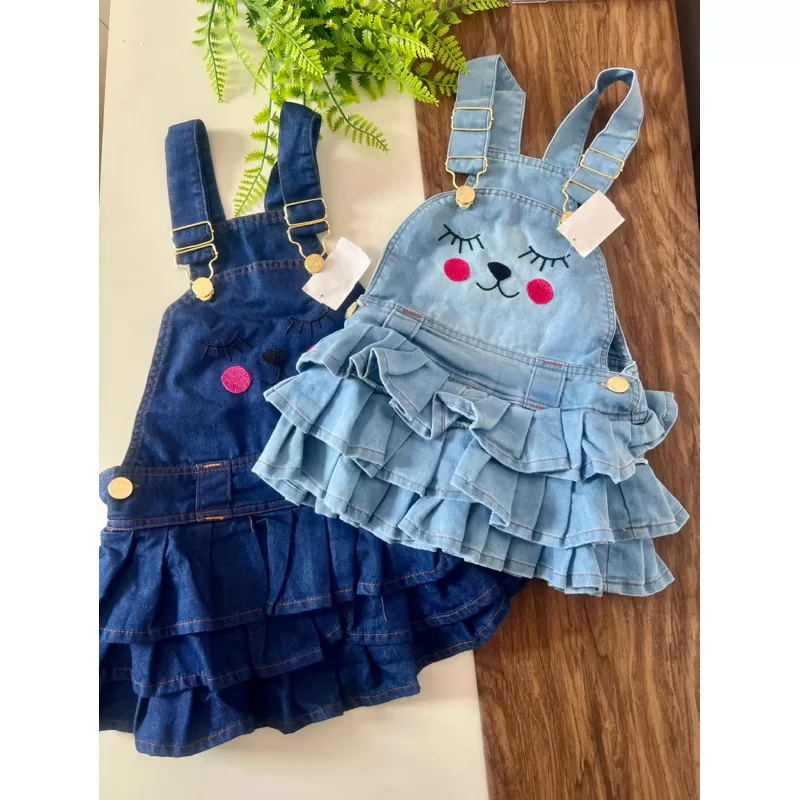 Jardineira jeans saia bordado mini blogueira