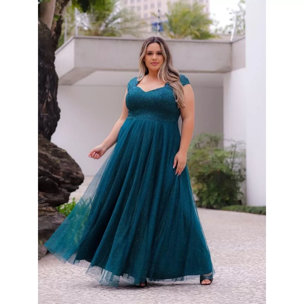 Vestido Longo de Festa e Formatura Plus Size Curve Decote de Coração com Renda e Manga Curta