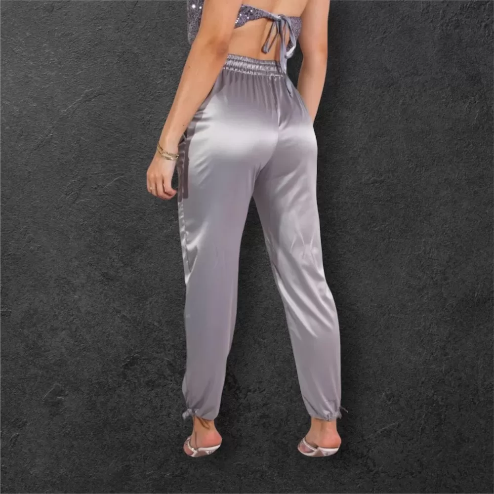 Calça Jogger de Cetim DIFERENTT Brilhante Com Bolsos, Amarração