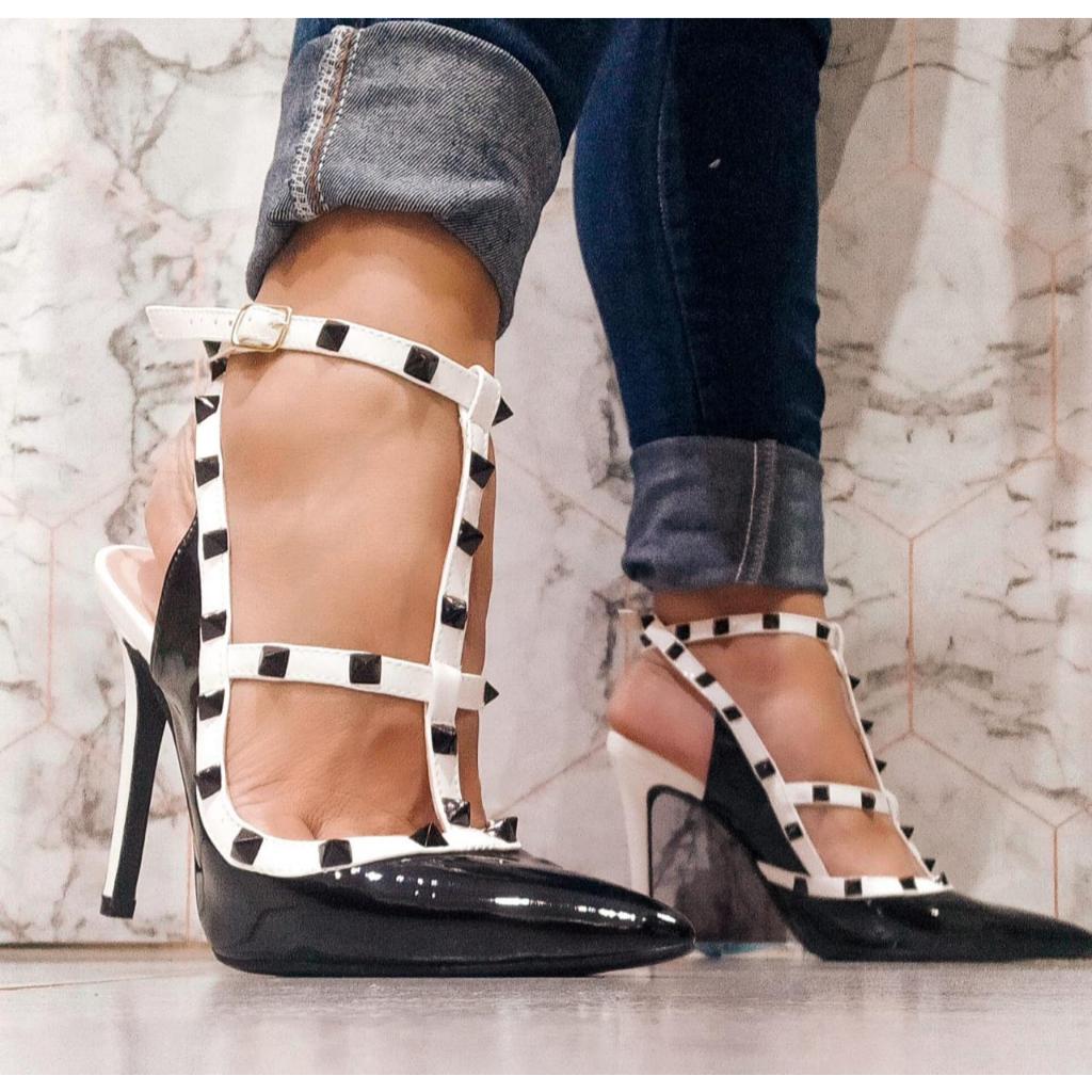 Scarpin verniz com pirâmides