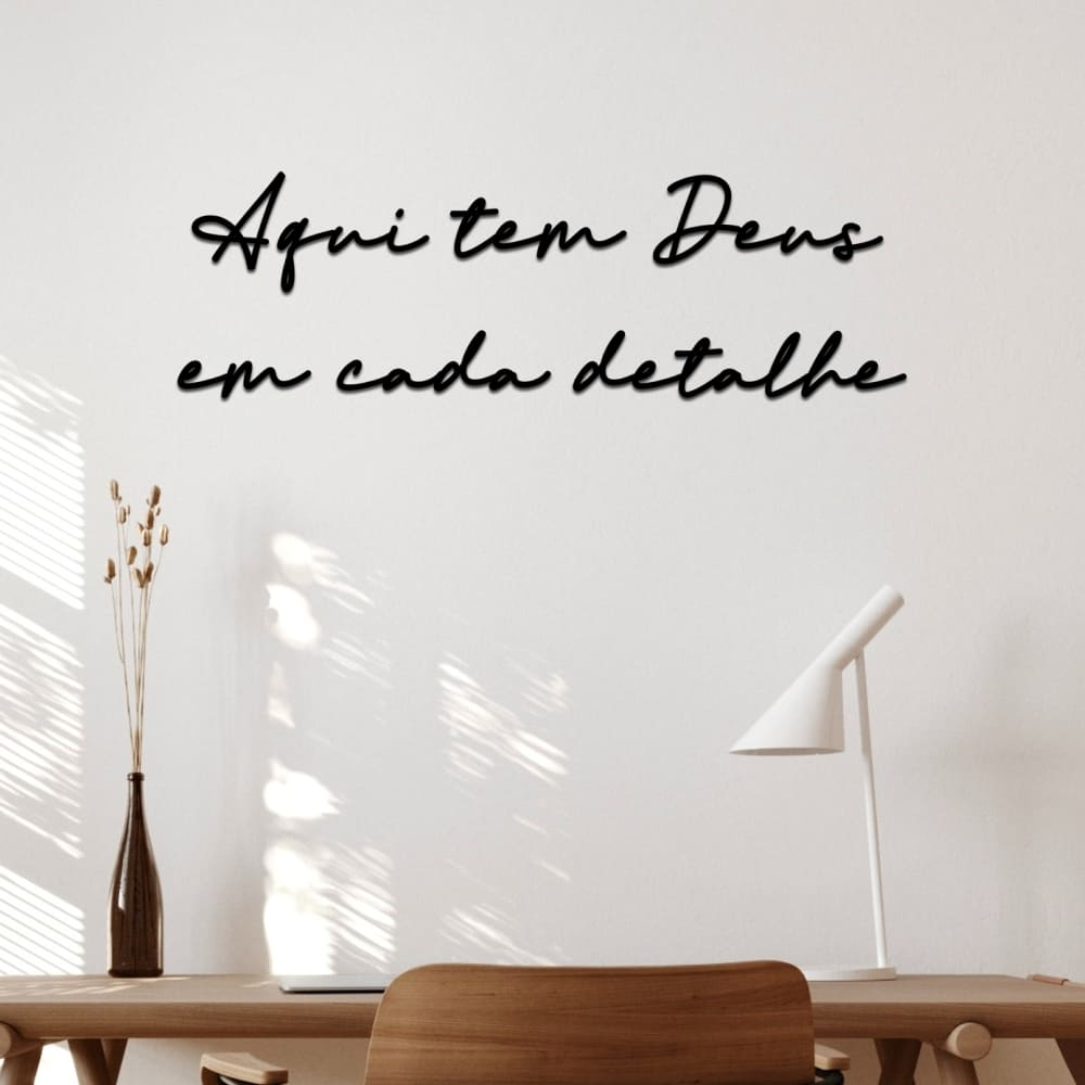 Quadro Aqui Tem Deus Em Cada Detalhe Decoração Frase em Mdf 3mm