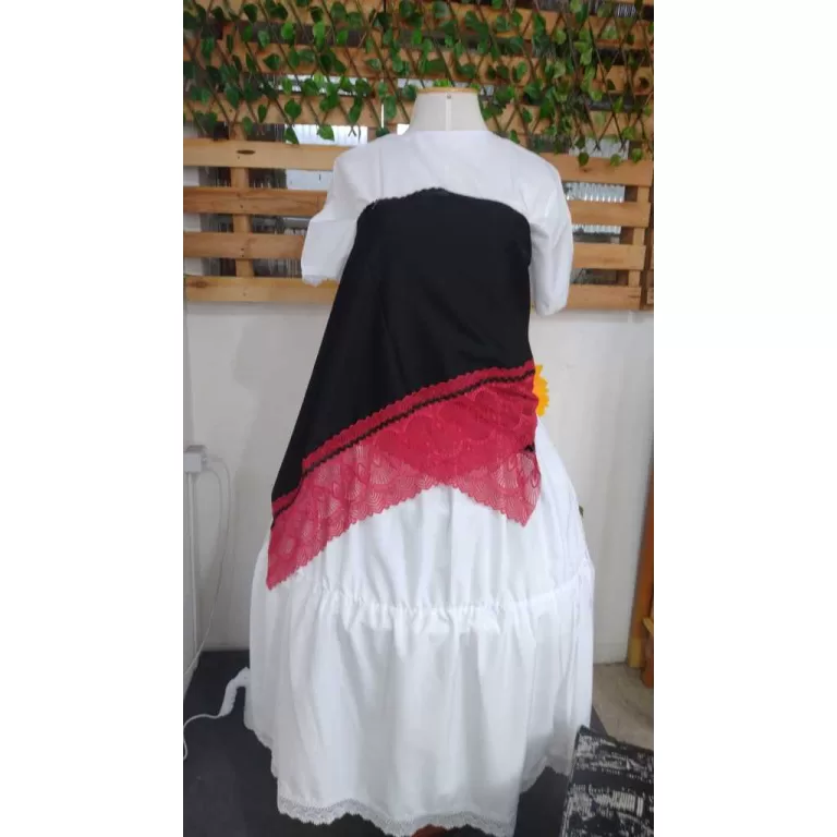 Pano da costa preto com renda vermelho