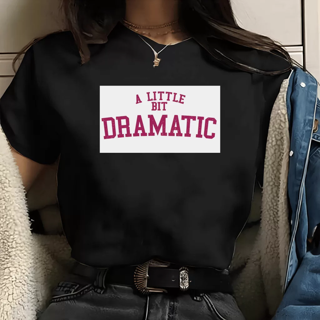 Camiseta Litte Bit Dramatic Meninas Malvadas
