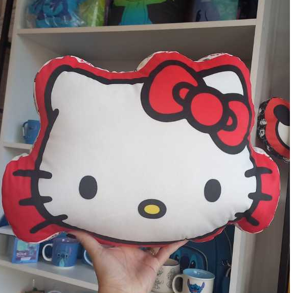 ALMOFADA FORMATO HELLO KITTY SANRIO DECORAÇÃO QU