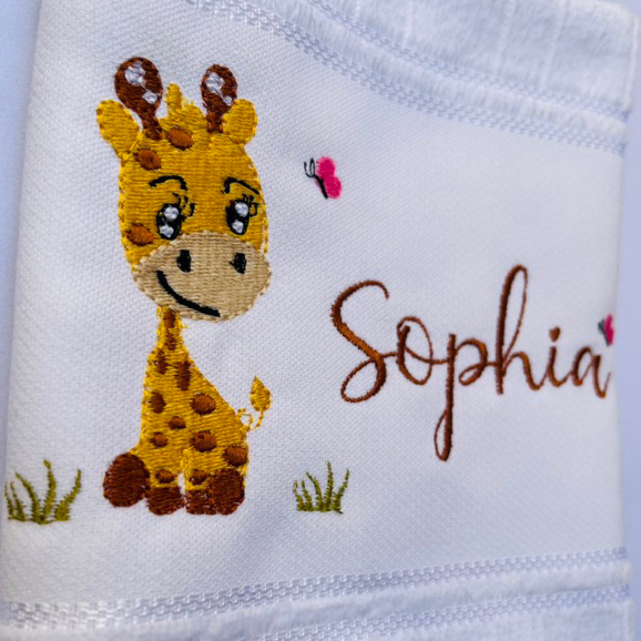 Toalha Bordada Personalizada Girafa e Borboleta co