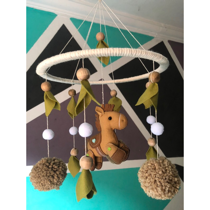 Móbile de berço base circular, cavalinho,  classico, pompo, de lã, folhas, cordão.