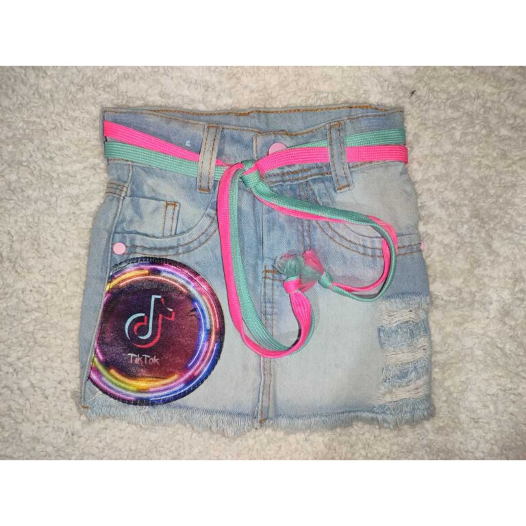 Saia Jeans infantil com cinto colorido.