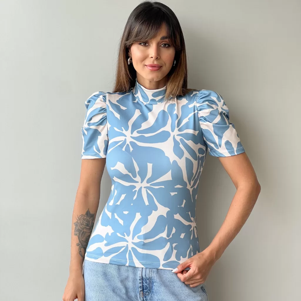 Blusa Folhagem Azul Básica Feminina Gola Alta Manga Princesa Bufante Malha Suplex Estampada