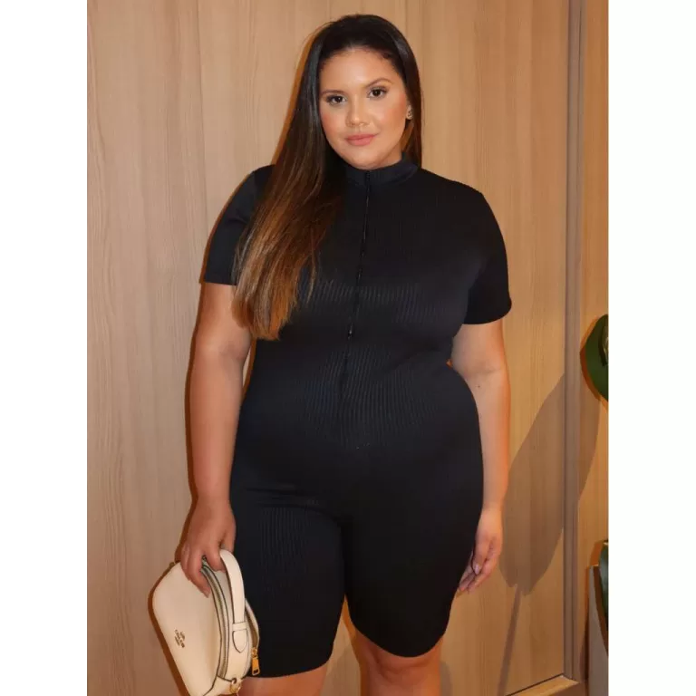 Macacão Feminino Curto Plus Size Canelado 3D Deta