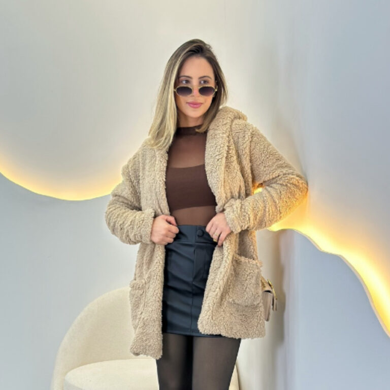 Casaco feminino alongado teddy com capuz e bolso t
