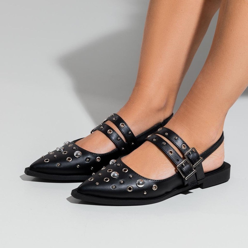 Mule Slingback Nanda Bico Fino com Detalhes de Tachas, Ilhós e Fivelas
