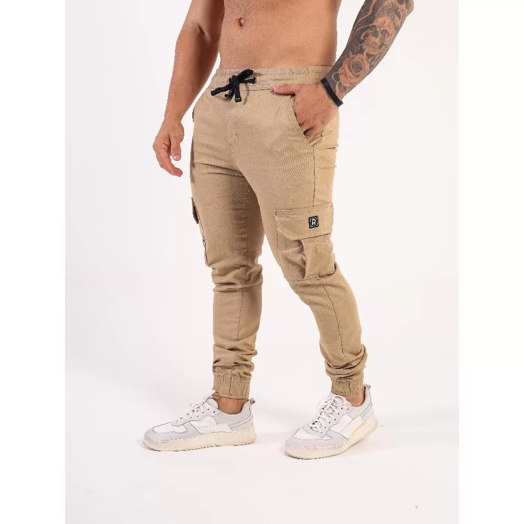 Calça Masculina Jogger Sarja Com Lycra, Cos De Elastico, e Bolso Cargo Lateral, Revesst Jeans.