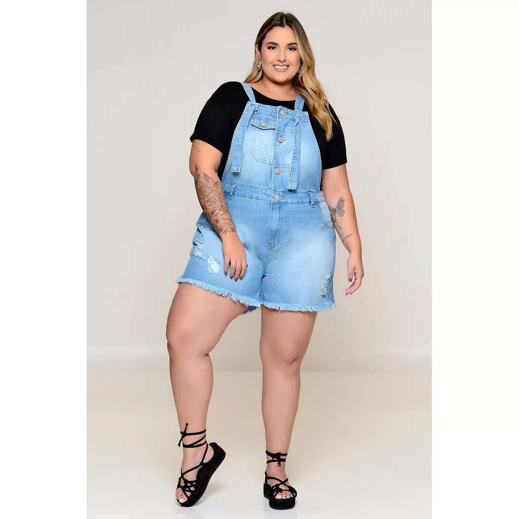 Jardineira Plus Size Curta Jeans Claro