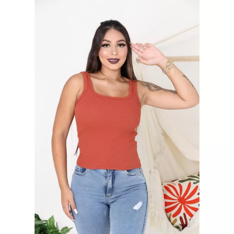 Blusa regata gola quadrada no tecido ribana algod�