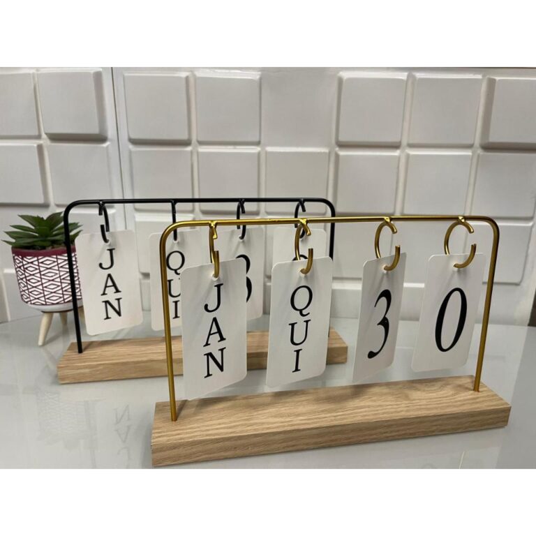 Calendário de mesa permanente com plaquinhas deco